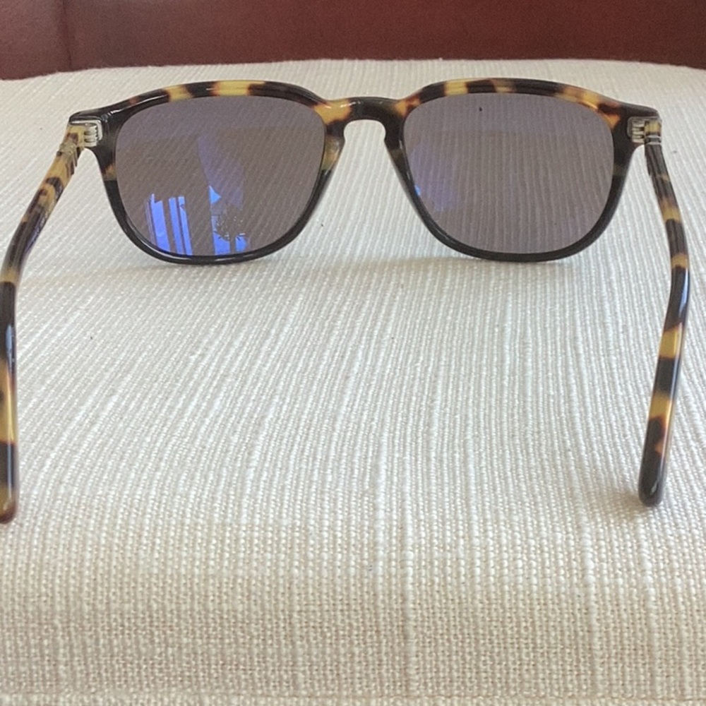 Chic Tortoise Shell Sunglasses - Picture 3 of 4